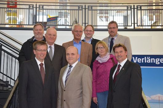 Foto der SPD-Delegation mit Flughafen-Repräsentanten