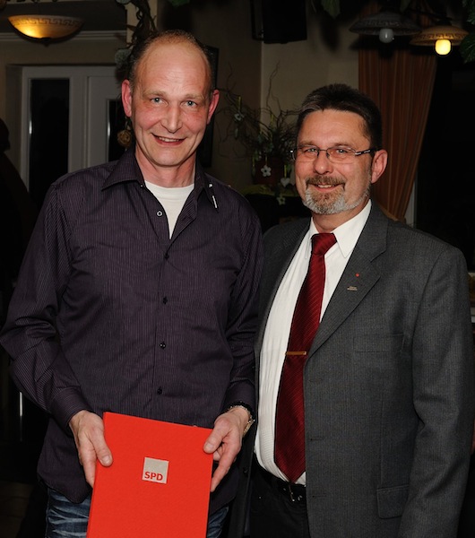 Seit 1984 dabei: Holger Meibeck (li.) mit dem Ortsvereinsvorsitzenden Frank Drake.