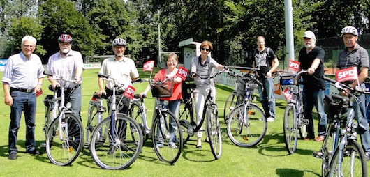 Teilnehmer an der Radtour mit Bernhard Kössmeier als sachkundigen Leiter